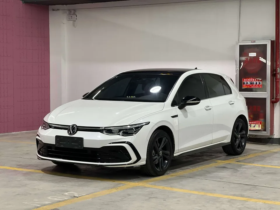 Volkswagen Golf Golf 2023 280TSI DSG R-Line Lite 2022 — фото 1, купить с доставкой в Москву