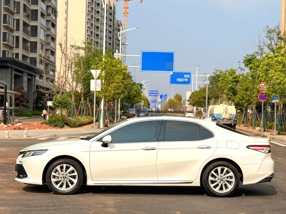 Toyota Camry 2.0G Deluxe Edition 2023 — миниатюра 4