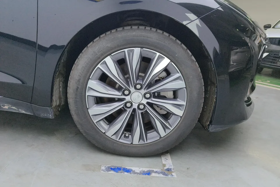 Hongqi E-QM5 charging 431km enjoyment version 5 seats 2023 — миниатюра 2