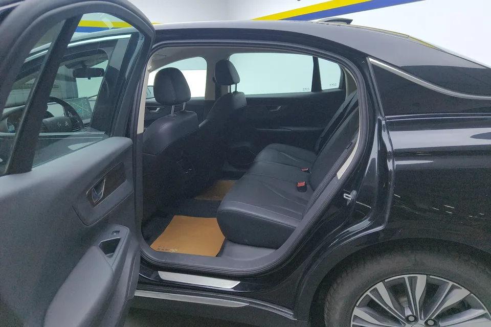 Hongqi E-QM5 charging 431km enjoyment version 5 seats 2023 — миниатюра 3