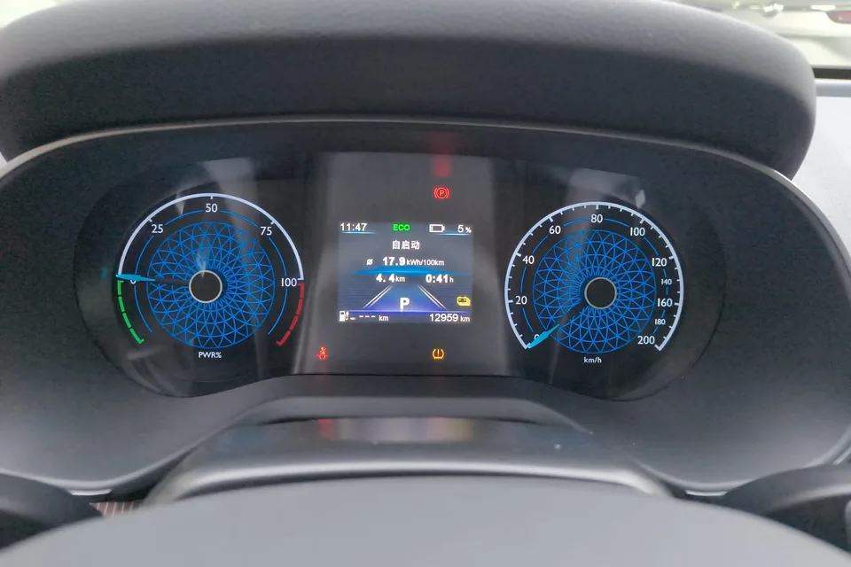 Hongqi E-QM5 charging 431km enjoyment version 5 seats 2023 — миниатюра 5