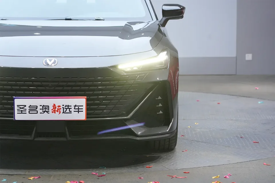 Changan UNI-V iDD 113km Smart Cool Edition 2023 — миниатюра 2