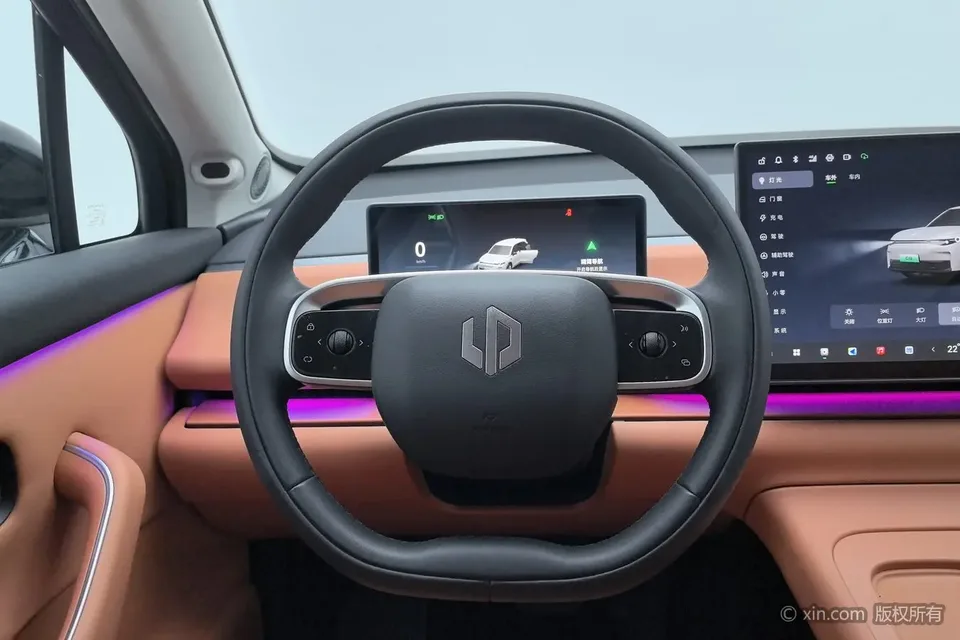 Leapmotor Zero running C10 Pure Electric 530 Comfort Edition 2024 — миниатюра 5