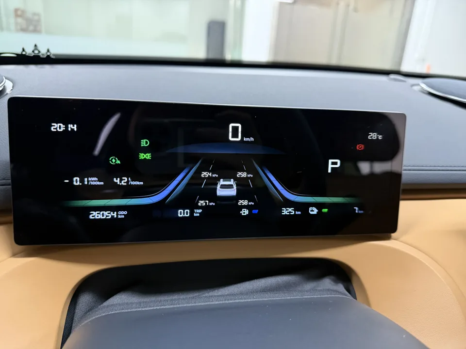 Geely Galaxy Starship 7 EM-i Galaxy Starship 7 EM-i 2025 120KM Sailing+ Edition 2025 — миниатюра 3