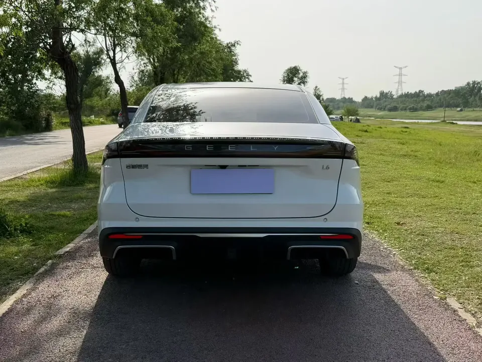 Geely Galaxy L6 Galaxy L6 2023 1.5T DHT 125km PLUS 2023 — thumbnail 2