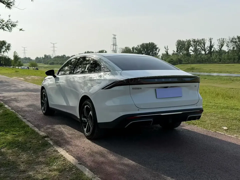 Geely Galaxy L6 Galaxy L6 2023 1.5T DHT 125km PLUS 2023 — thumbnail 4