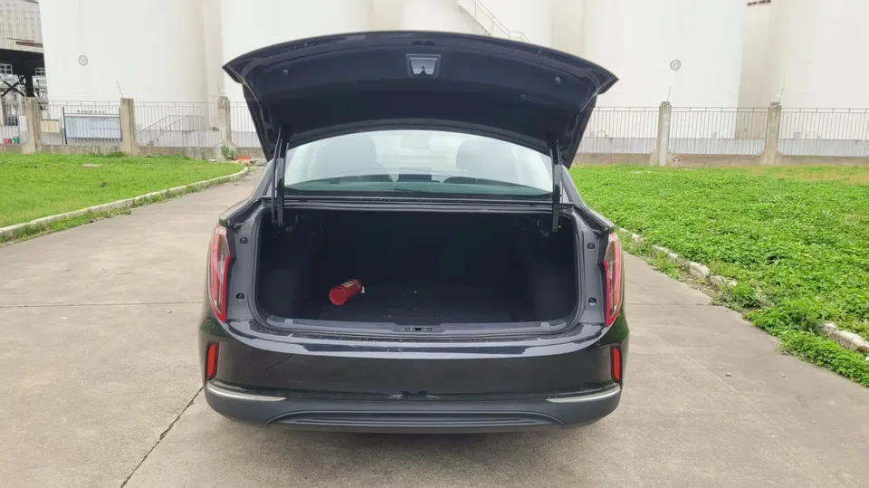 Hongqi E-QM5 Basic Travel Edition 2024 — миниатюра 4