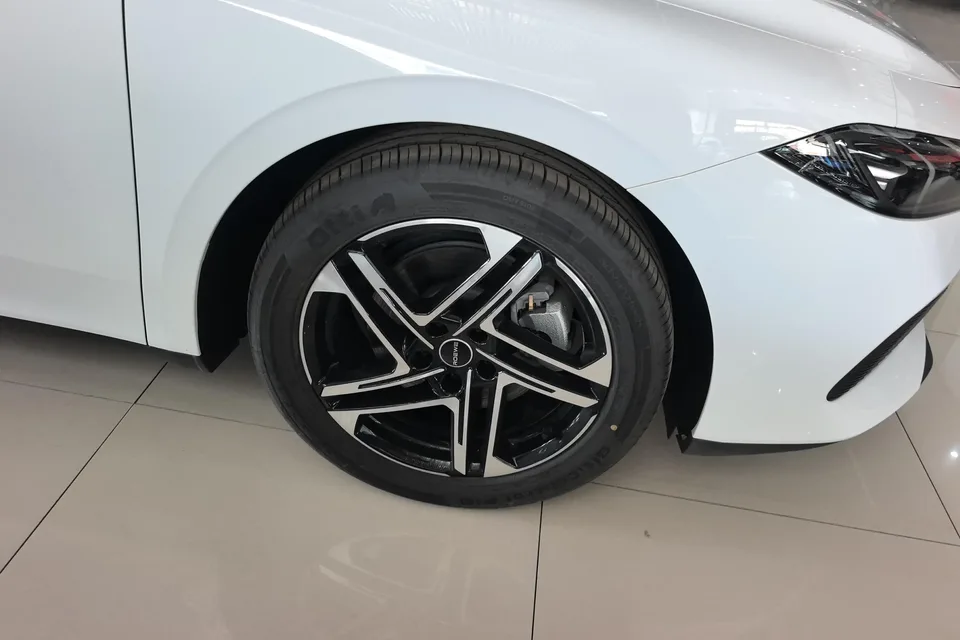 Roewe D7 DMH 125 Excellence Edition 2025 — миниатюра 2