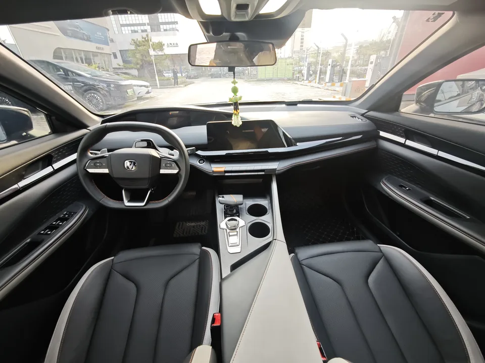 Changan UNI-V 1.5T exclusive model 2023 — миниатюра 4