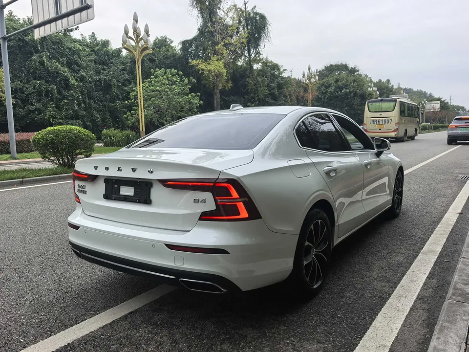 Volvo S60 Volvo S60 2022 B4 Zhiyi Luxury Edition 2022 — миниатюра 4