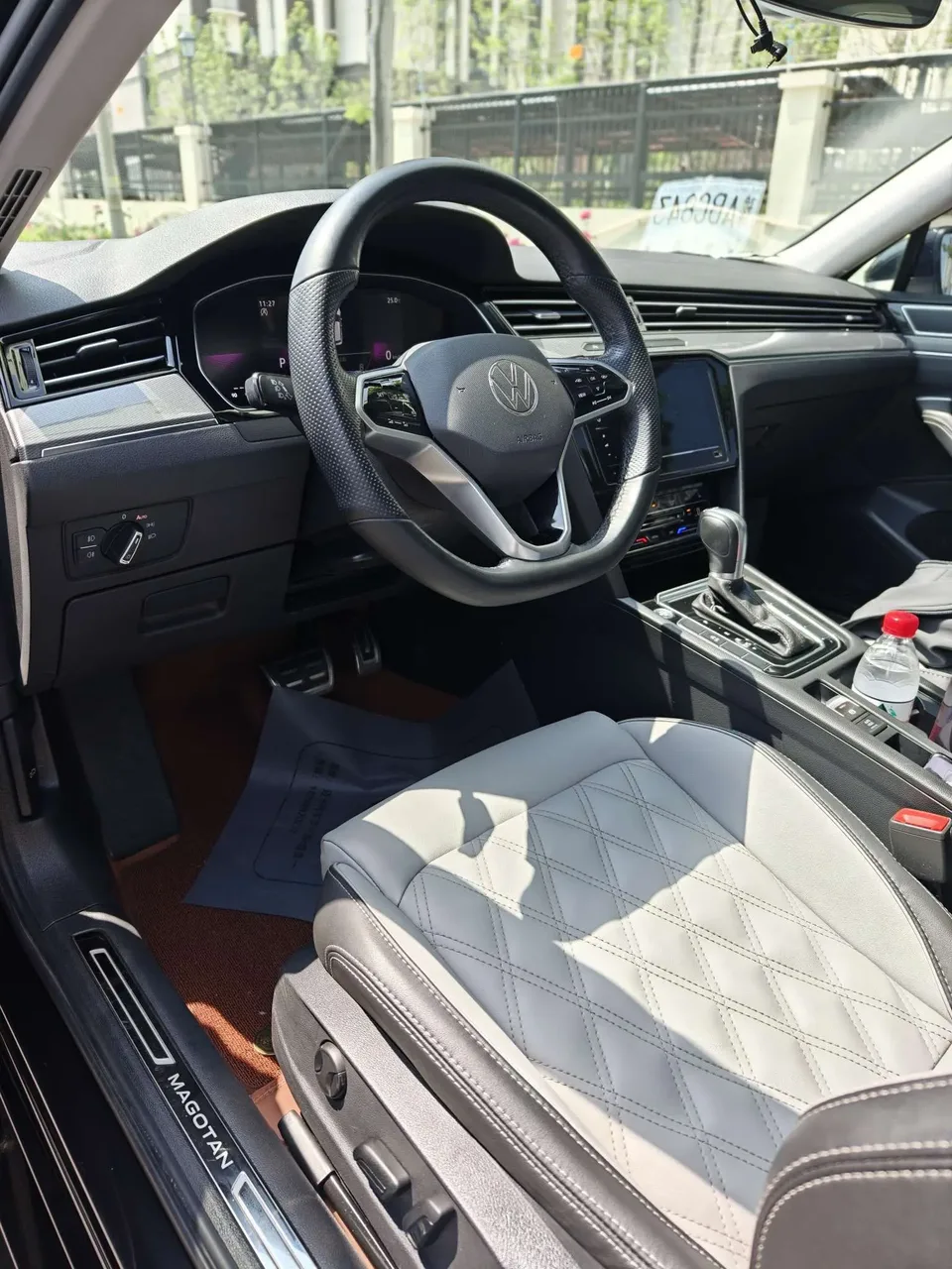 Volkswagen Magotan Magotan 2023 2 million commemorative edition 330TSI DSG leading model 2022 — миниатюра 5