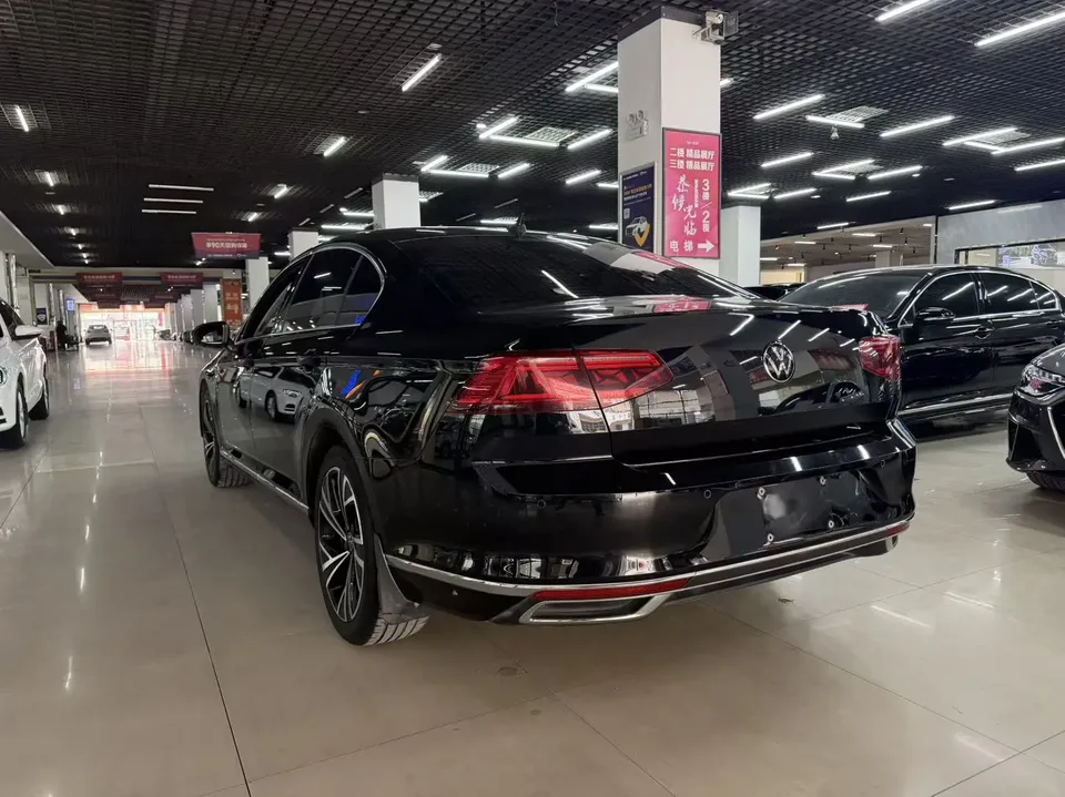 Volkswagen Magotan 330TSI DSG 30th Anniversary Edition 2023 — миниатюра 4