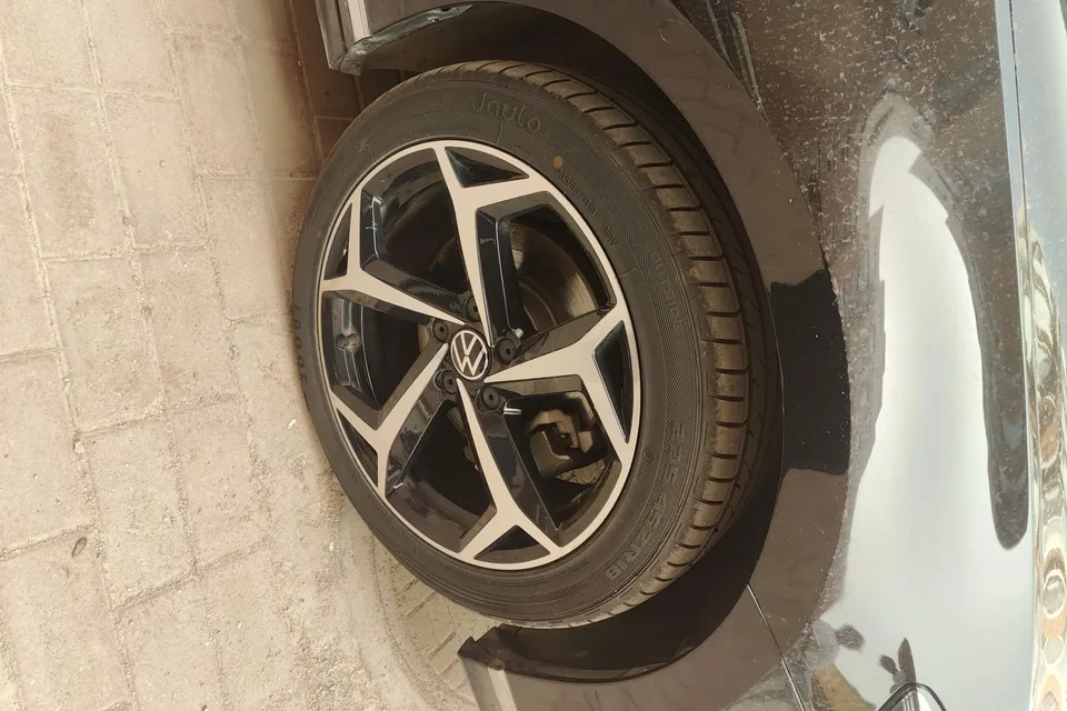 Volkswagen Magotan Magotan 2023 2 million commemorative edition 330TSI DSG leading model 2023 — миниатюра 2