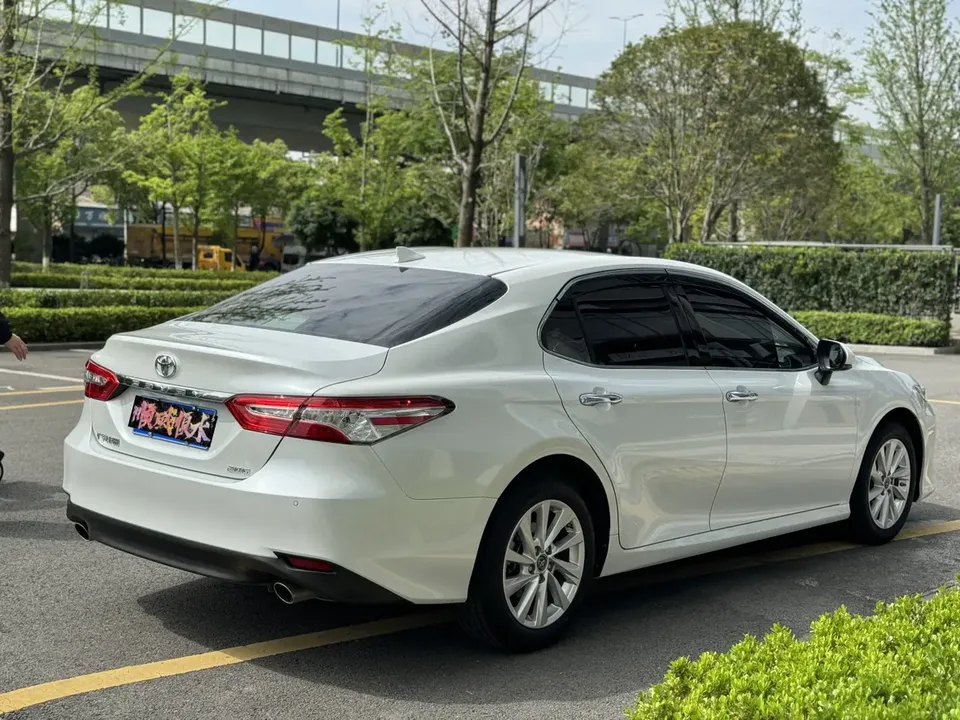 Toyota Camry 2.0G Deluxe Edition 2022 — миниатюра 2