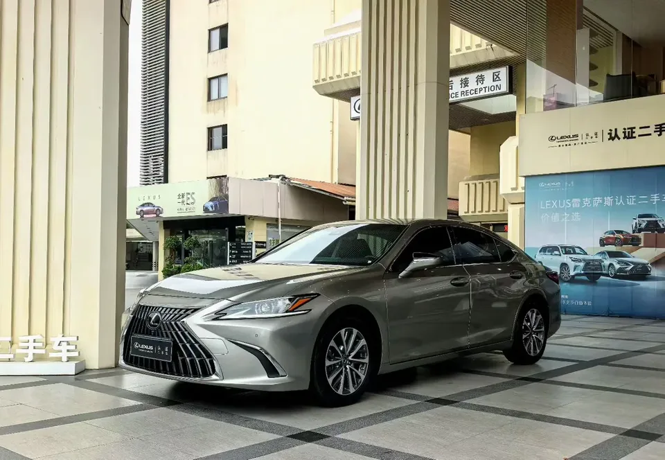 Lexus ES 2023