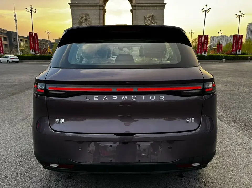Leapmotor B10 510 Enjoy Edition 2026 — миниатюра 2