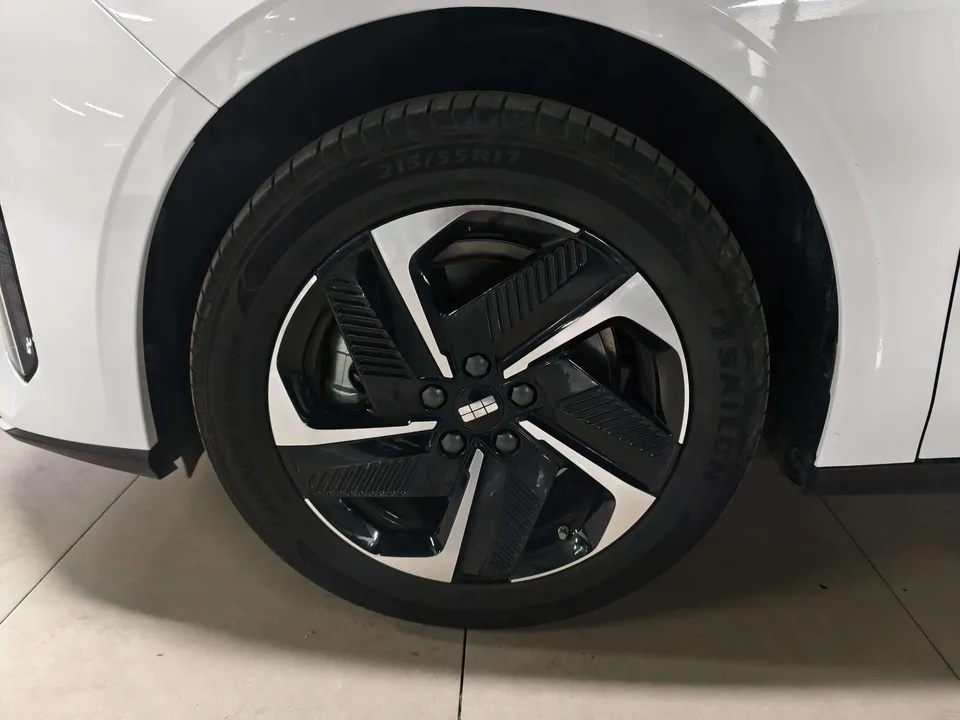 Geely Galaxy L6 Galaxy L6 2025 1.5 EM-i DHT 140KM Exploration+ Edition 2025 — thumbnail 3