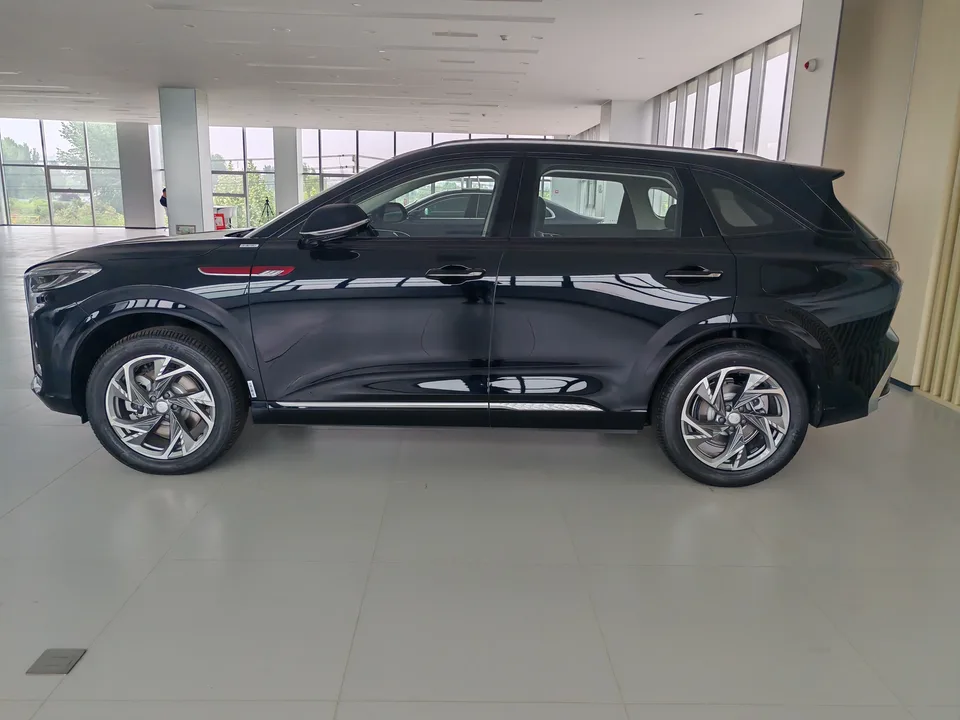 Hongqi HS3 PHEV 125km commemorative edition for its 2 millionth anniversary 2026 — миниатюра 4