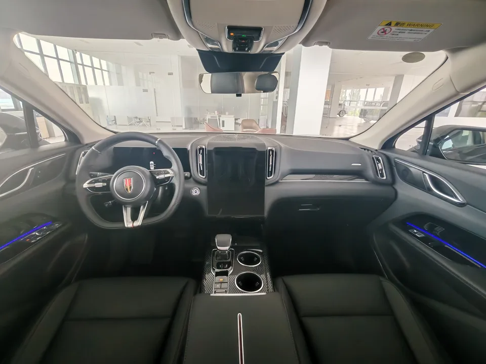 Hongqi HS3 PHEV 125km commemorative edition for its 2 millionth anniversary 2026 — миниатюра 5
