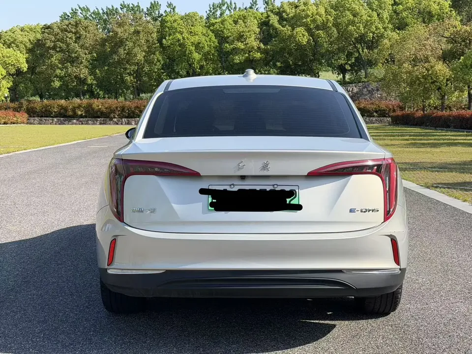 Hongqi E-QM5 charging 431km enjoyment version 5 seats 2023 — миниатюра 2