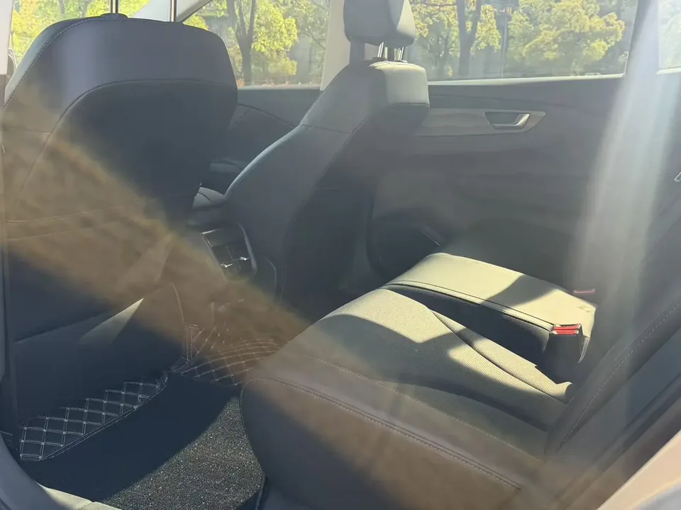 Hongqi E-QM5 charging 431km enjoyment version 5 seats 2023 — миниатюра 3