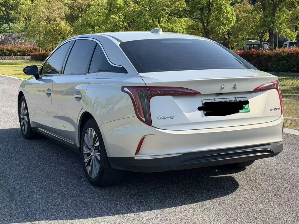 Hongqi E-QM5 charging 431km enjoyment version 5 seats 2023 — миниатюра 4