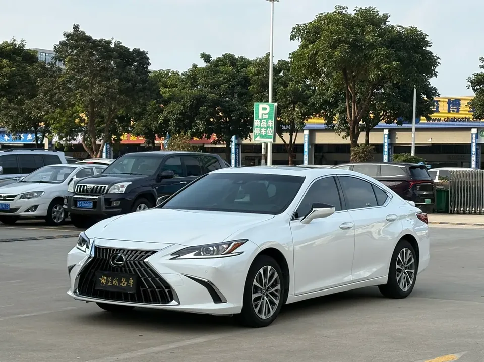 Lexus ES 2024