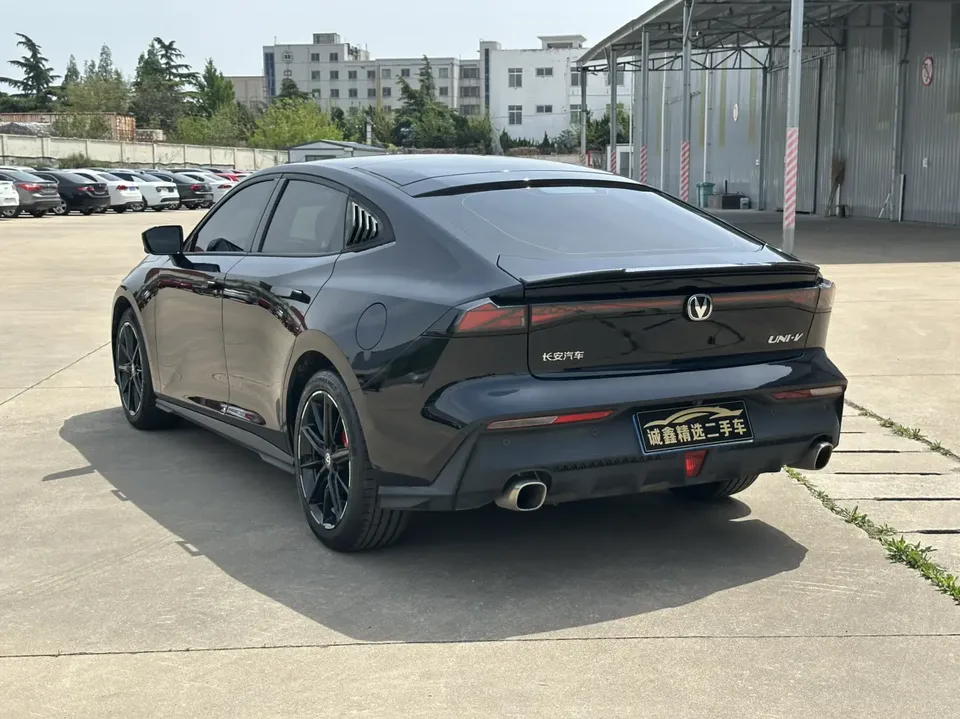 Changan UNI-V 1.5T Premium Edition 2022 — миниатюра 2