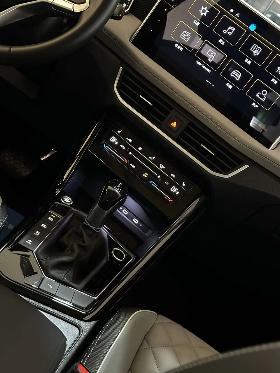 Volkswagen Tayron 300TSI 2WD Luxury Plus Advanced Edition 2024 — миниатюра 5