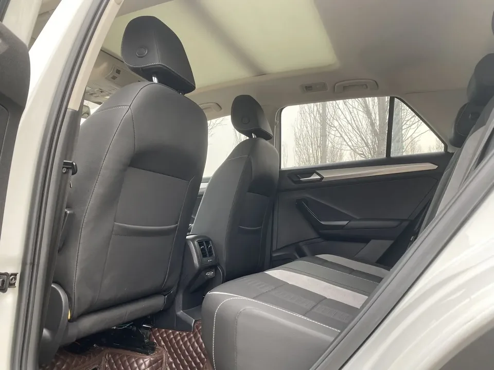 Volkswagen T-Roc 2021 Tange 280TSI DSG Two-Wheel Drive Comfort Smart Edition 2022 — миниатюра 5