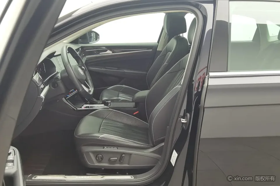 Volkswagen Passat Passat 2022 330TSI Deluxe Edition 2022 — миниатюра 4
