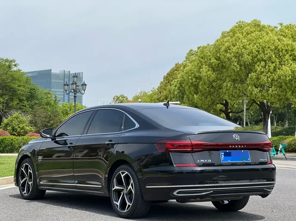 Volkswagen Passat facelift 330TSI Starry Sky Deluxe Edition 2023 — миниатюра 2