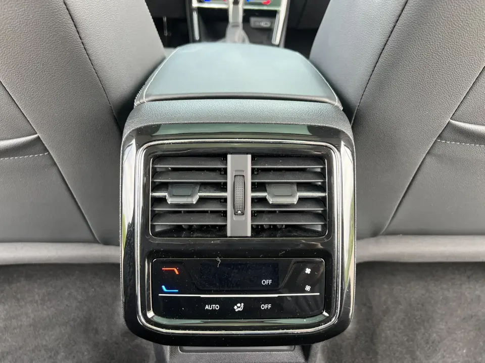 Volkswagen Passat facelift 330TSI Starry Sky Deluxe Edition 2023 — миниатюра 3