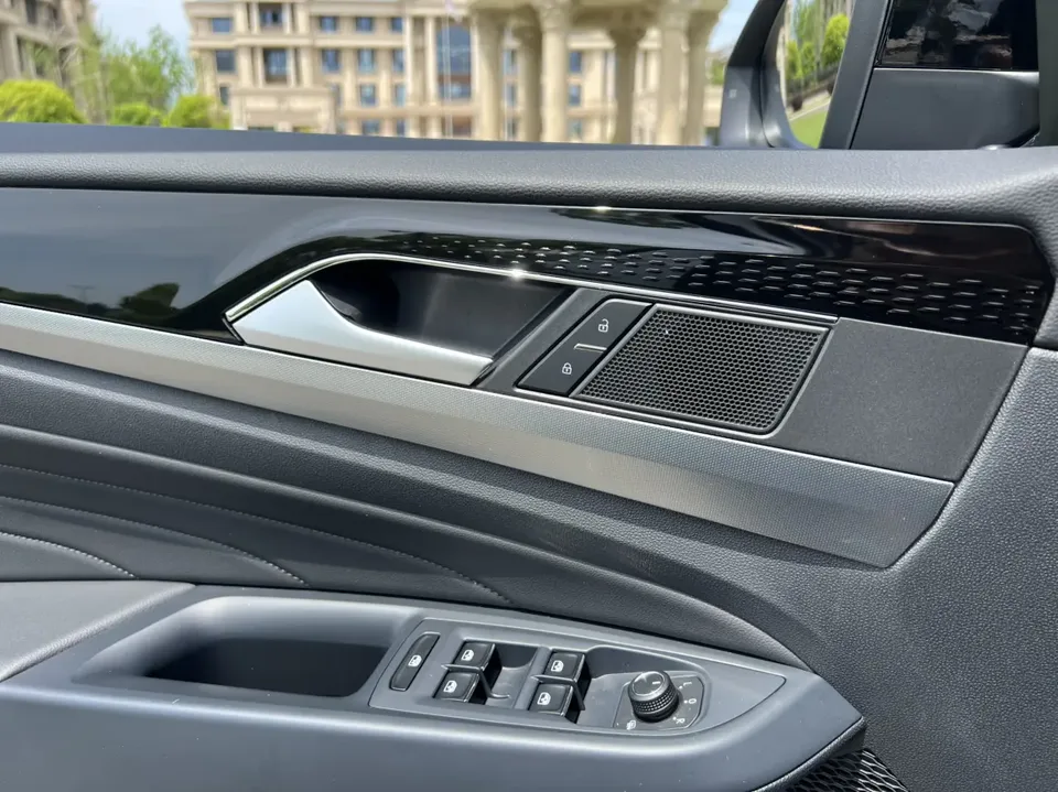 Volkswagen Passat facelift 330TSI Starry Sky Deluxe Edition 2023 — миниатюра 4