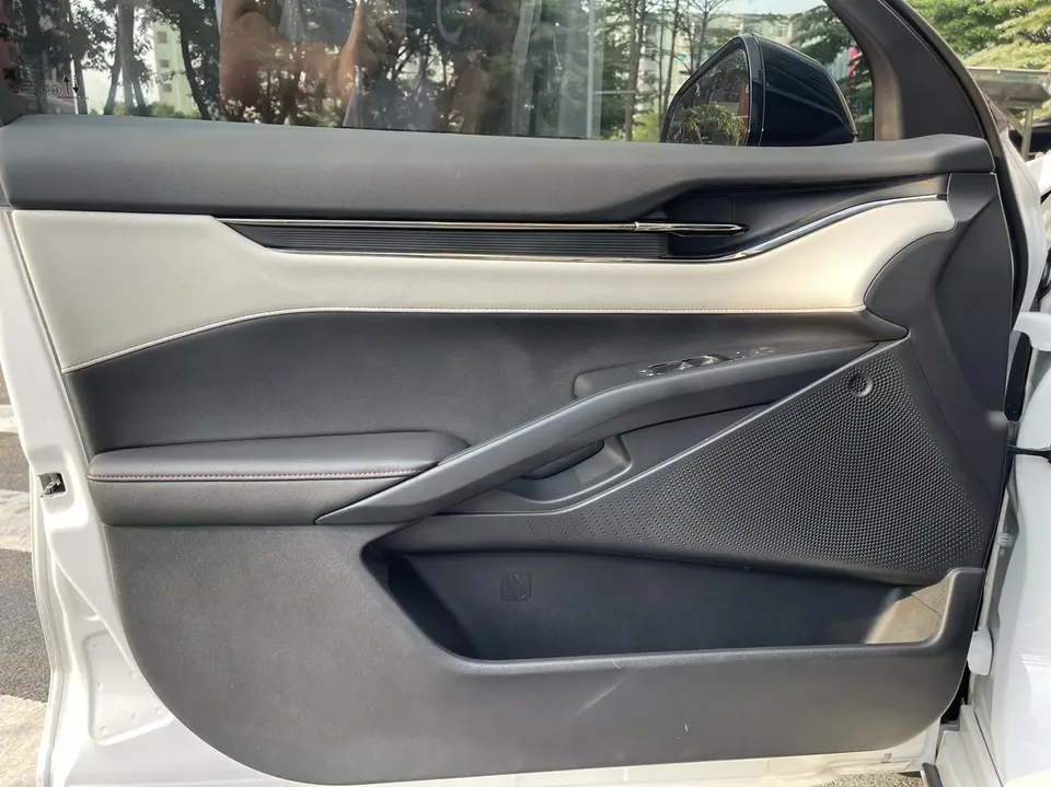 Ford Mondeo facelift EcoBoost 245 luxury model 2022 — миниатюра 3
