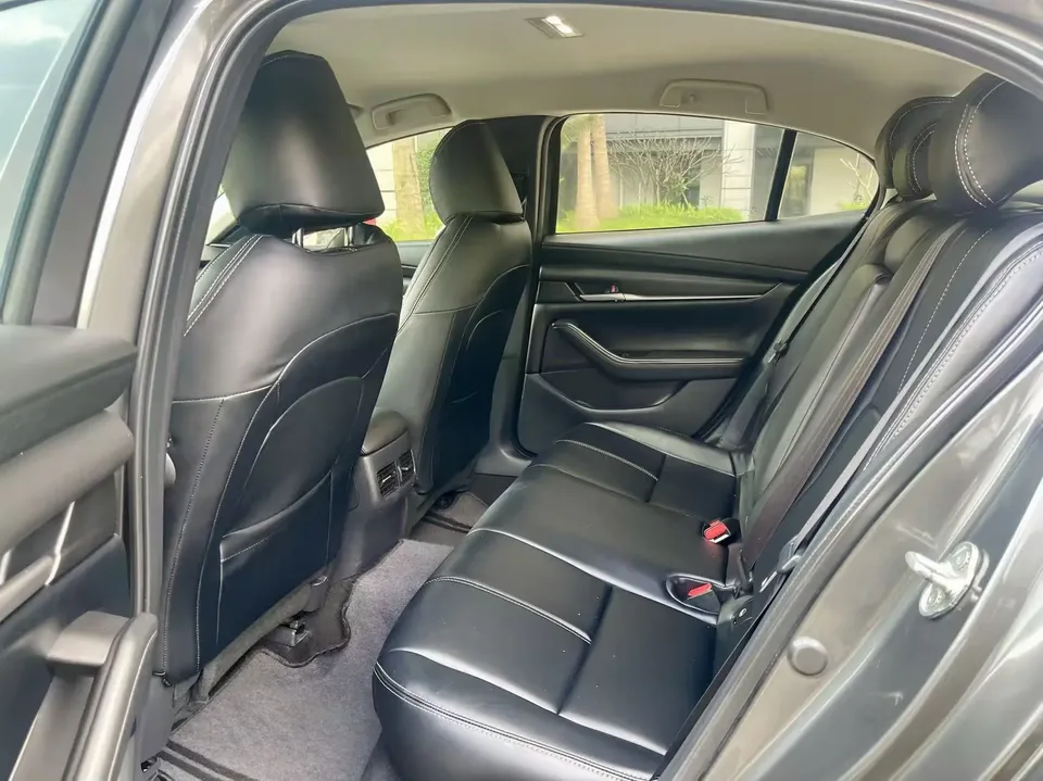 Mazda Axela 2.0L automatic premium version 2022 — миниатюра 3