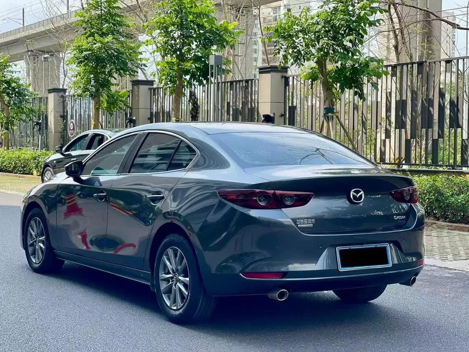 Mazda Axela 2.0L automatic premium version 2022 — миниатюра 4