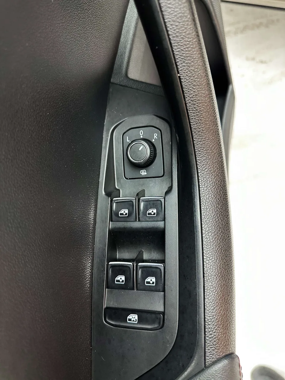 Skoda Karoq TSI280 Exclusive Edition 2022 — миниатюра 2