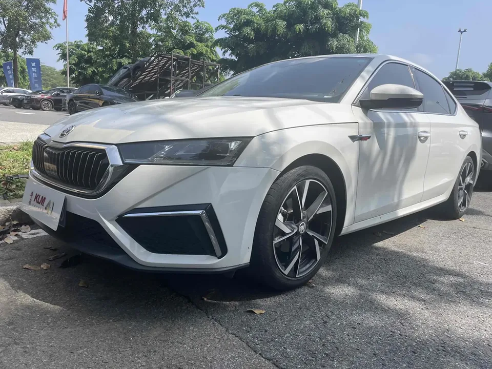 Skoda Octavia PRO TSI280 DSG Exclusive Edition 2022 — фото 1, купить с доставкой в Москву