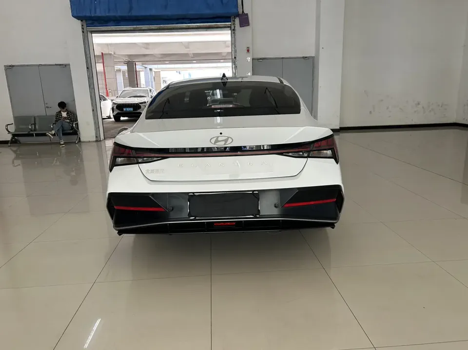 Hyundai Elantra 1.5L CVT LUX Premium Edition 2024 — миниатюра 2