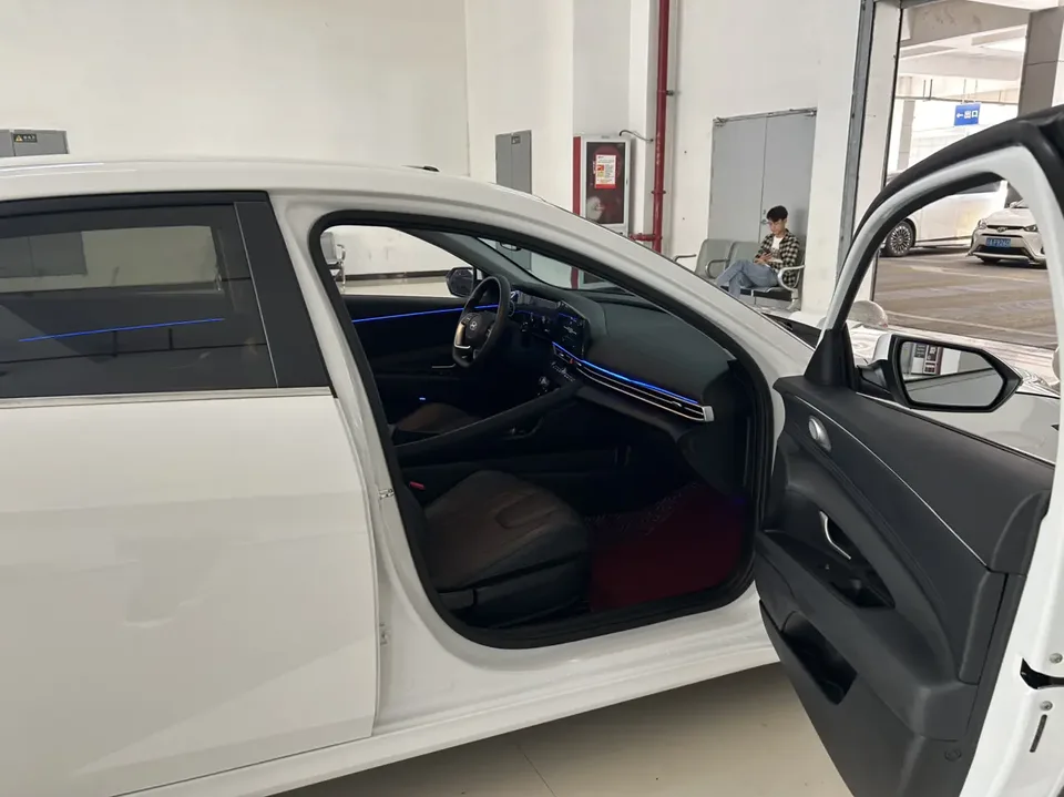 Hyundai Elantra 1.5L CVT LUX Premium Edition 2024 — миниатюра 3