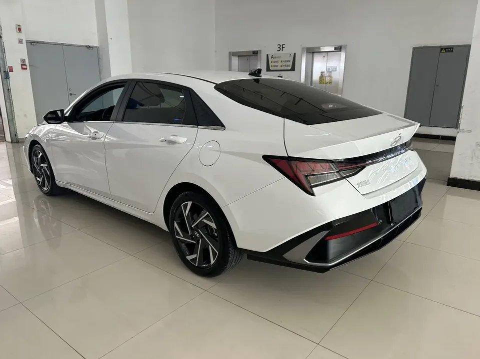 Hyundai Elantra 1.5L CVT LUX Premium Edition 2024 — миниатюра 4