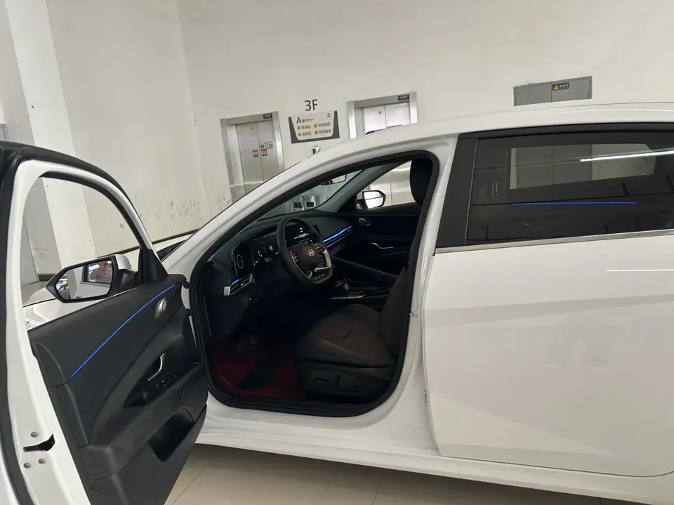Hyundai Elantra 1.5L CVT LUX Premium Edition 2024 — миниатюра 5