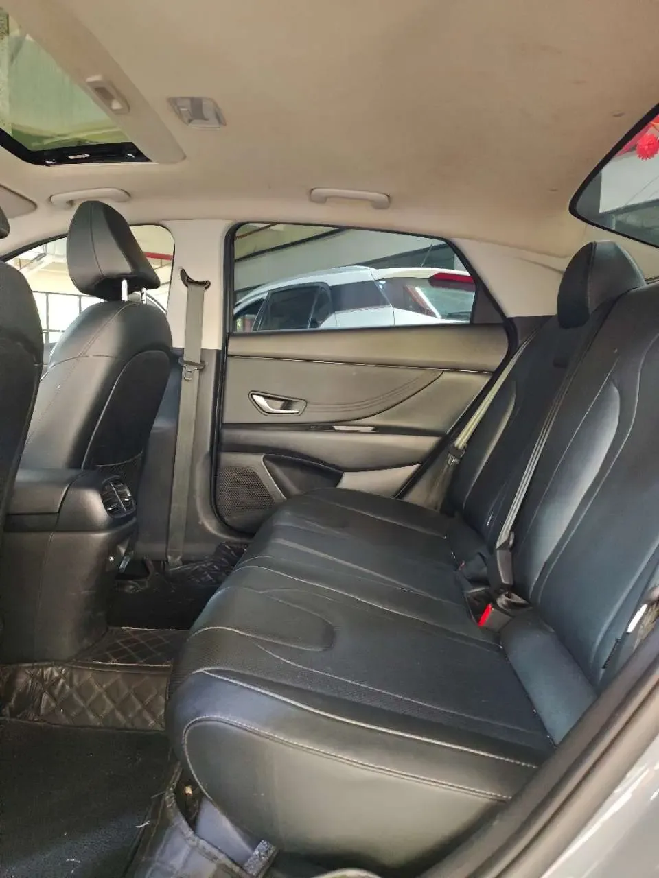 Hyundai Elantra 1.5L CVT LUX Premium Edition 2023 — миниатюра 3