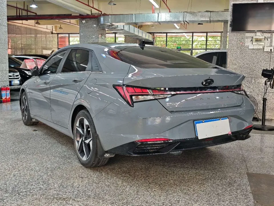 Hyundai Elantra 1.5L CVT LUX Premium Edition 2023 — миниатюра 4