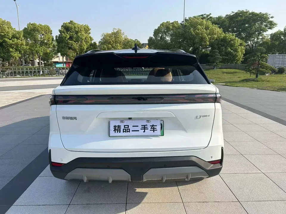Geely Galaxy L7 1.5L EM-i 115km Exploration+ Edition 2025 — миниатюра 2