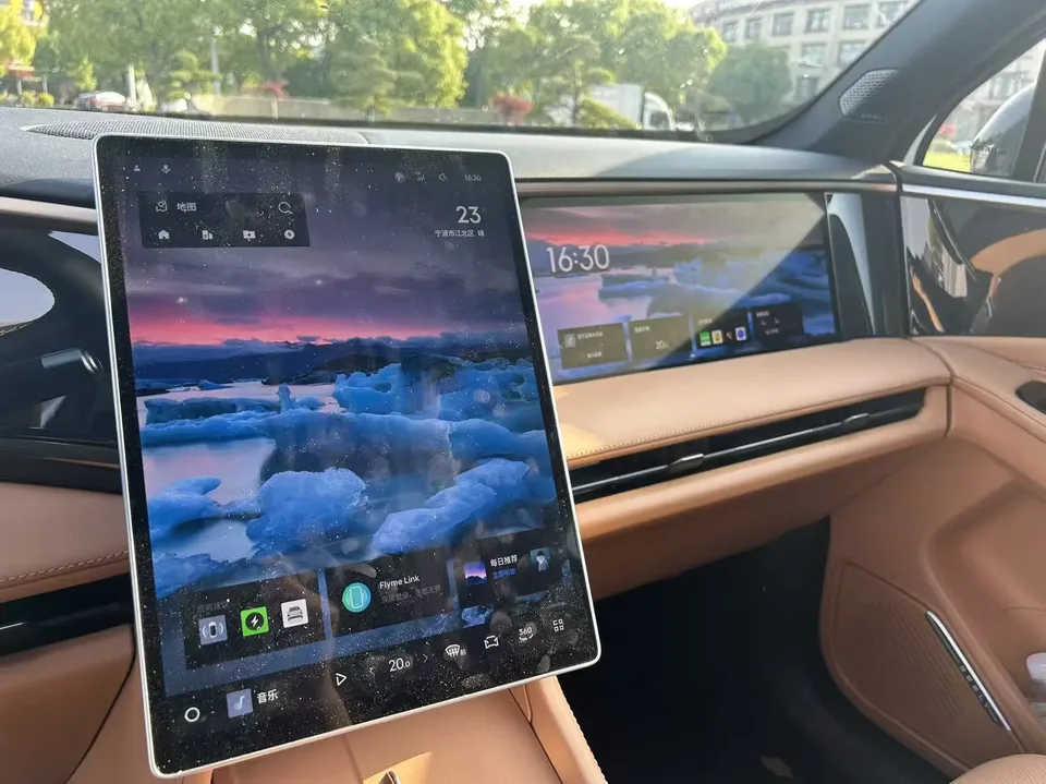 Geely Galaxy L7 1.5L EM-i 115km Exploration+ Edition 2025 — миниатюра 3