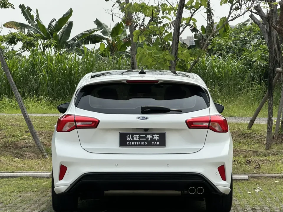 Ford Focus hatchback EcoBoost 180 automatic ST Line 2022 — миниатюра 2