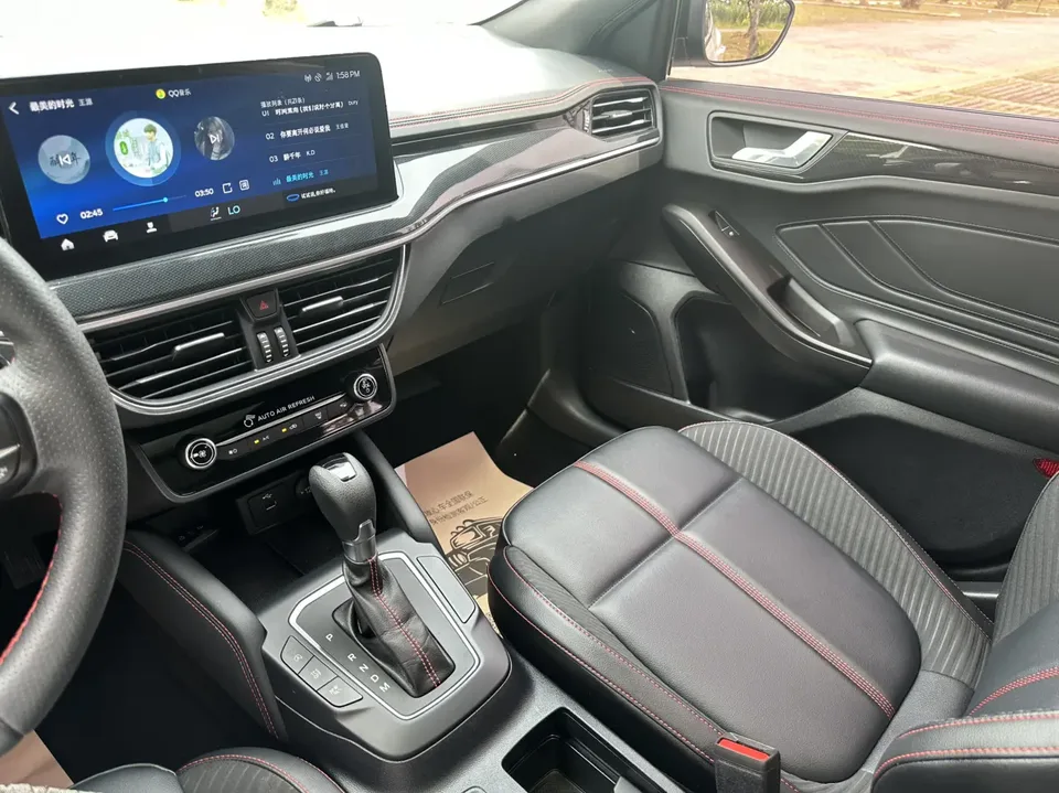 Ford Focus hatchback EcoBoost 180 automatic ST Line 2022 — миниатюра 5