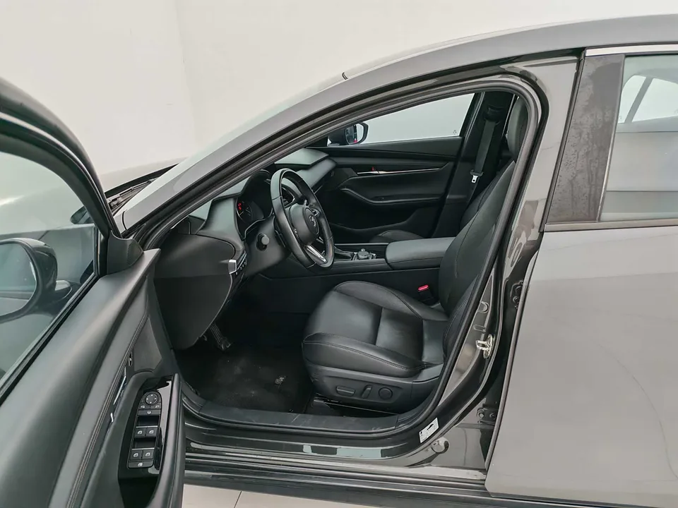 Mazda Axela 2.0L automatic quality version 2022 — миниатюра 3